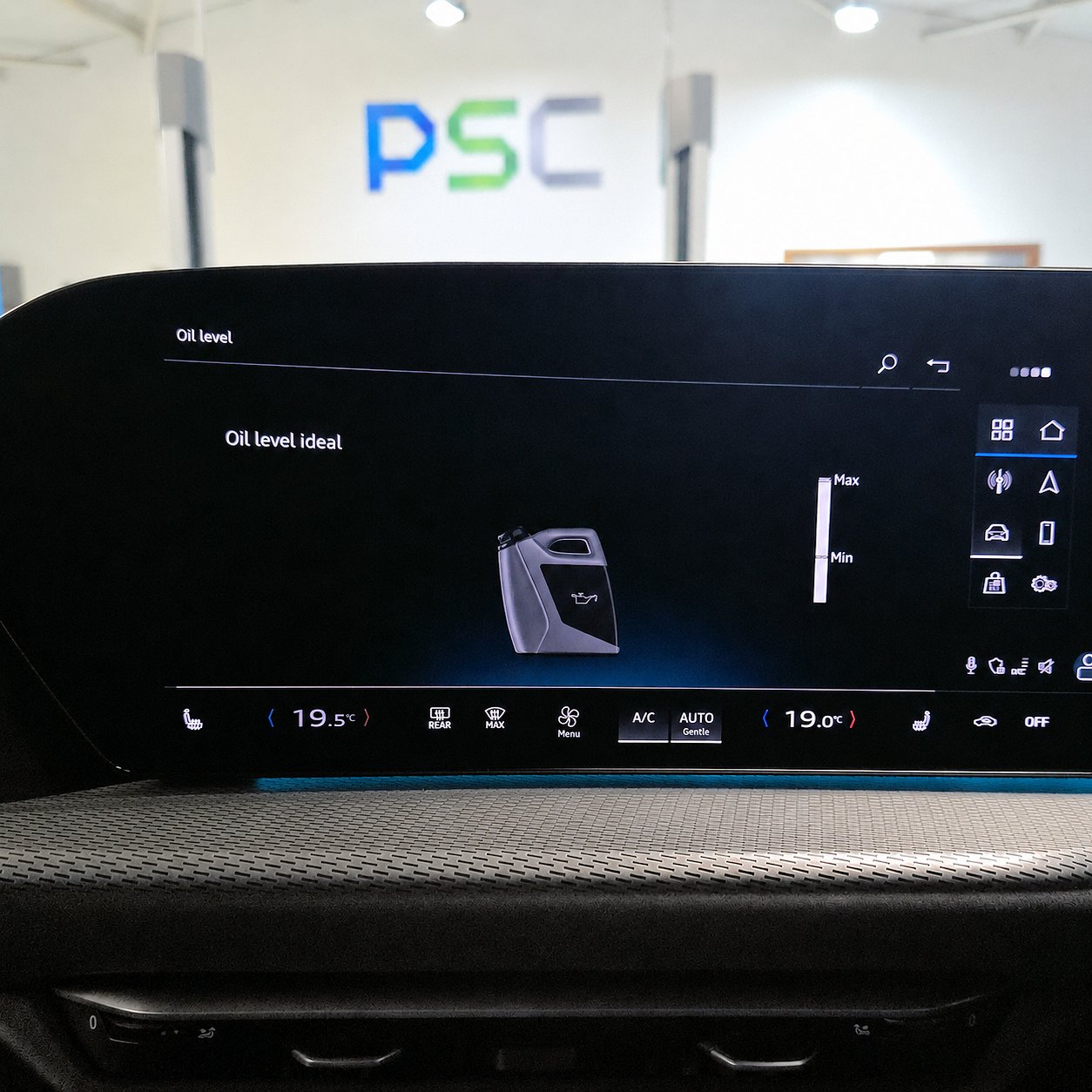 Audi infotainment screen displaying an oil level check showing 'Oil level ideal', with the PSC logo visible in the background.
